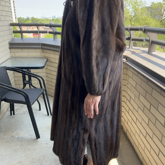 Beautiful Alfred Sung mink coat for sale in mint condition. Size 10-12 - Picture 15 of 15